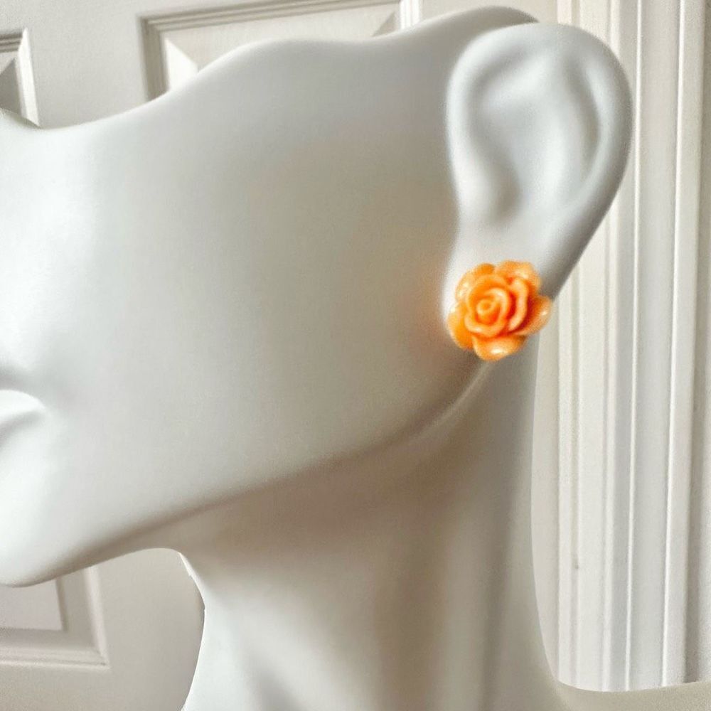 Small orange flower post earrings - Picture 5 of 7
